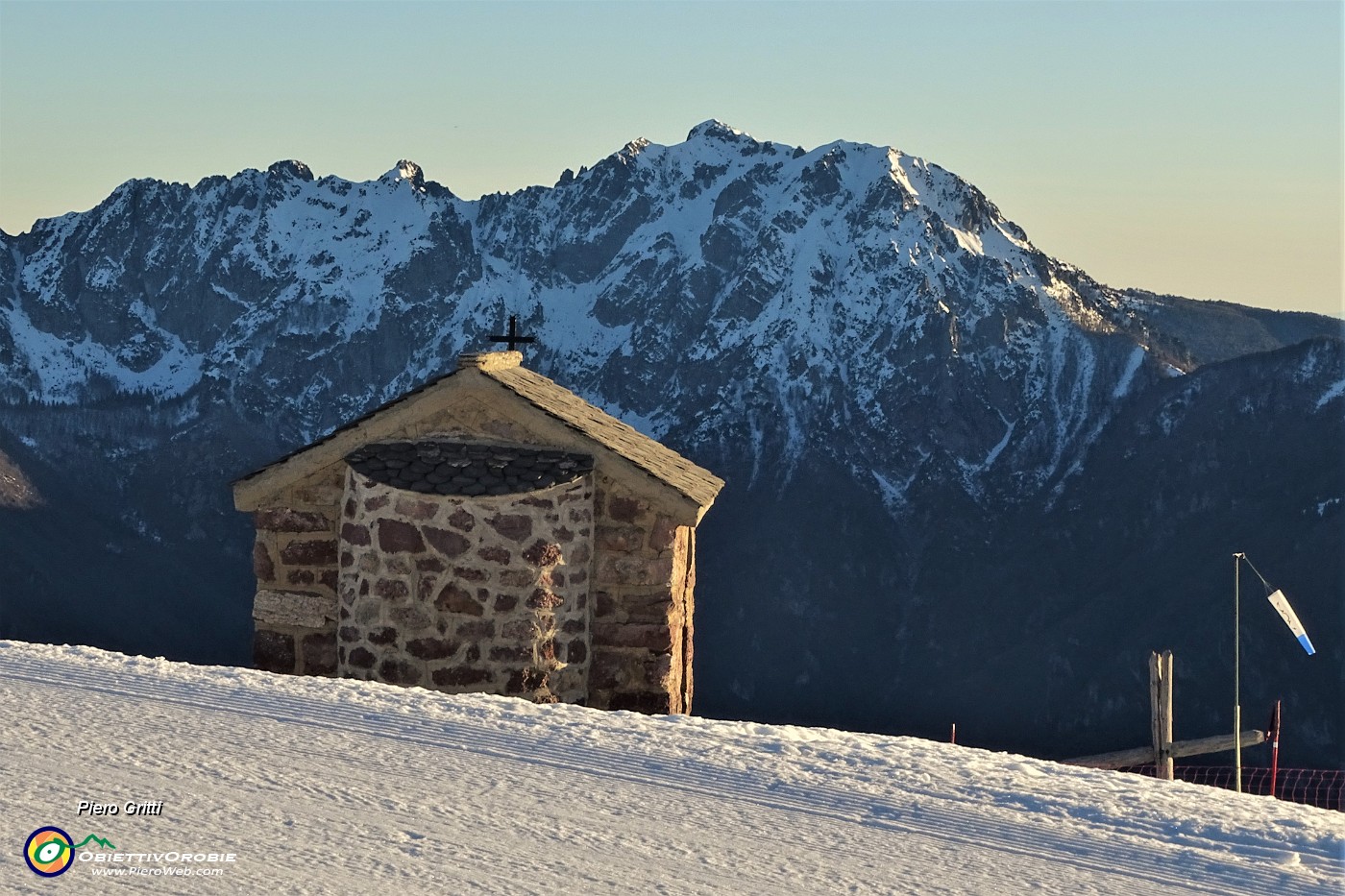 77 Oltre la pista la Cappelletta dell'Assunta e la croce lignea.JPG